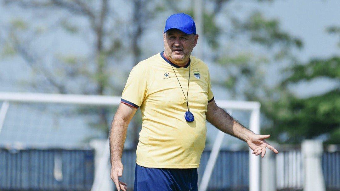Jelang Laga Persebaya, Bojan Hodak Sebut Adaptasi Pemain dan Jadwal Padat Jadi Tantangan
